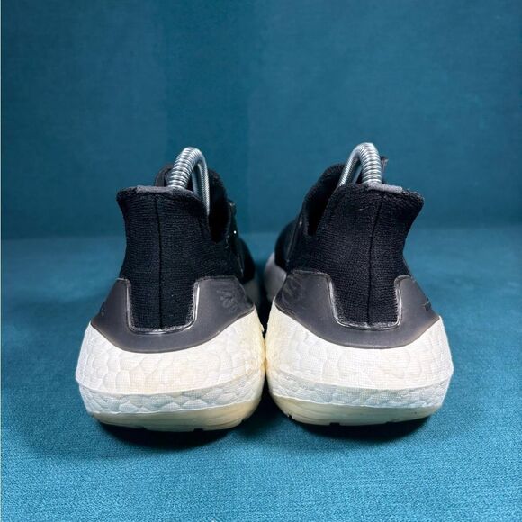 Size 7 - Women’s Adidas Ultraboost 21 Core Black shoes - Picture 2 of 9